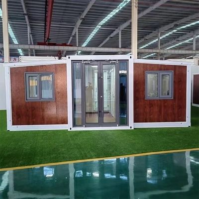Контейнерный дом с двумя крыльями и современным дизайном